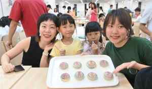 广以师生做月饼感受传统“潮汕味道”